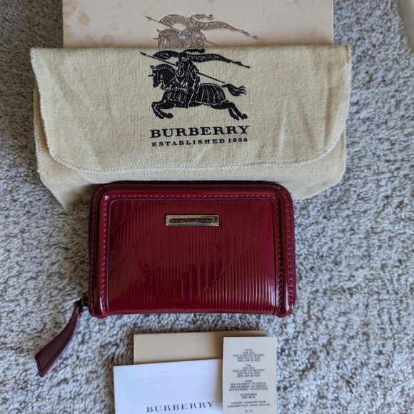 BURBERRY Embossed Patent Leather Raspberry Sorbet Coincase - Picture 2 of 11